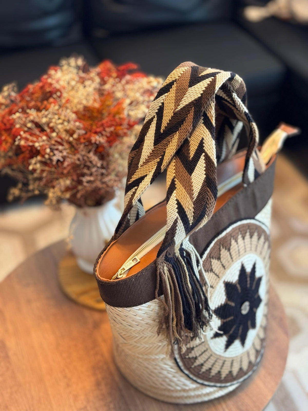 Canasto Wayuu Premium – asas tejidas y cierre con herrajes dorados