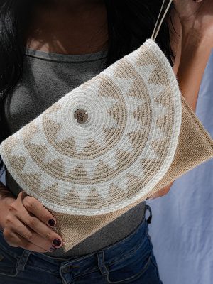 SOBRES DE MANO EN YUTE BEIGE CON BLANCO H