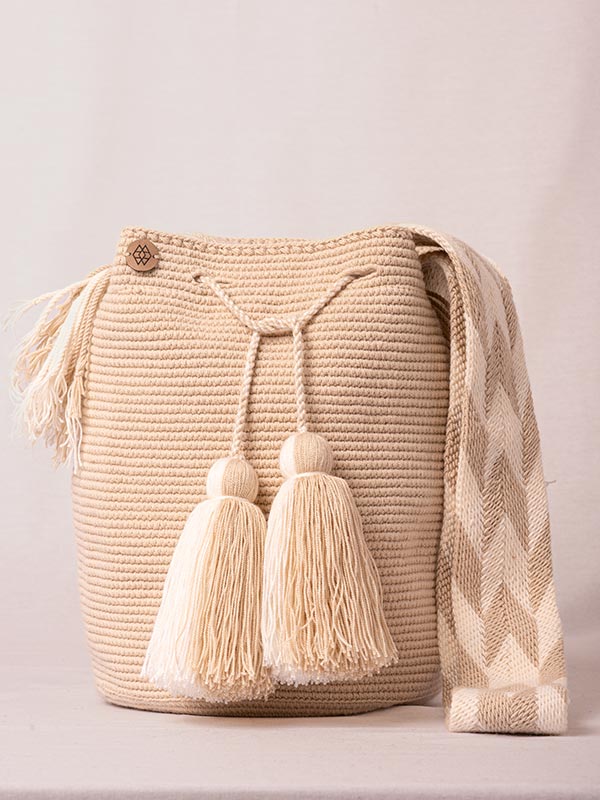 MOCHILA UNICOLOR NORMAL BEIGE BH-DE 28 CM X 30 CM APROXIMADAMENTE