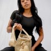 MOCHILA MEDIANA RECAMADA BEIGE FLOR-DE 20 CM X 25 CM APROXIMADAMENTE