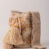 MOCHILA MEDIANA RECAMADA BEIGE FLOR-DE 20 CM X 25 CM APROXIMADAMENTE