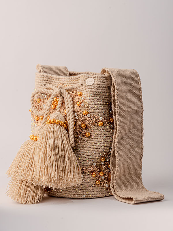 MOCHILA MEDIANA RECAMADA BEIGE FLOR-DE 20 CM X 25 CM APROXIMADAMENTE