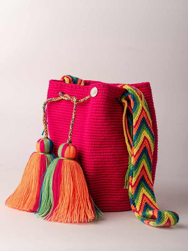 MOCHILA UNICOLOR MEDIANA fucsia vivo-DE 20 CM X 25 CM APROXIMADAMENTE