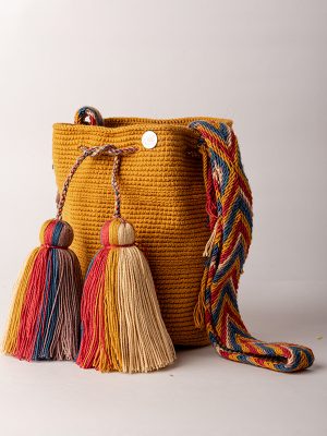 MOCHILA UNICOLOR MEDIANA mostaza combi-DE 20 CM X 25 CM APROXIMADAMENTE