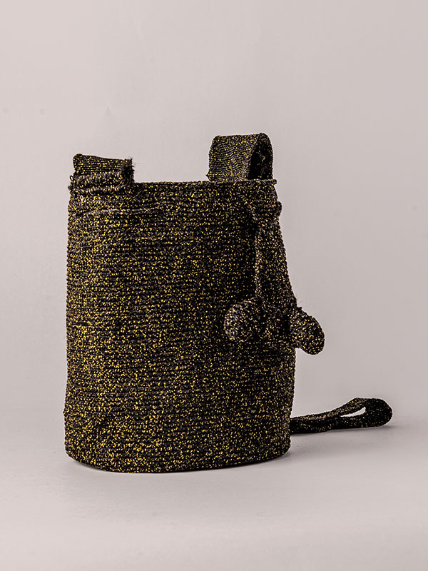 MOCHILA HILOS BRILLANTES Negra-DE 20 CM X 25 CM APROXIMADAMENTE