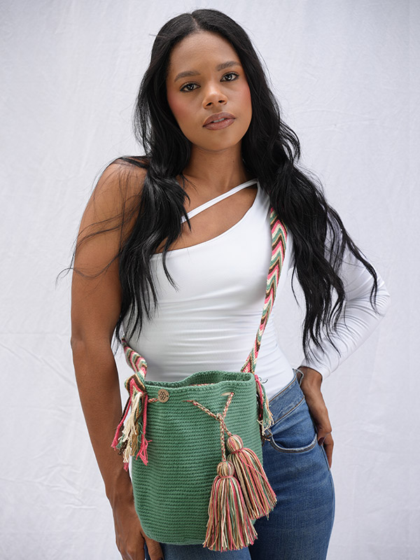 MOCHILA MEDIANA OLIVO GUAYABA-DE 20 CM X 25 CM APROXIMADAMENTE