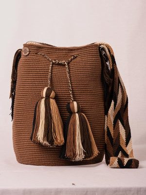 MOCHILA UNICOLOR NORMAL CHOCOLATE TIERRA-DE 28 CM X 30 CM APROXIMADAMENTE